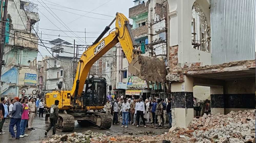 उज्जैन में सड़क चौड़ीकरण का बड़ा एक्शन, केडी गेट की मदीना मस्जिद का प्रभावित हिस्सा तोड़ा गया उज्जैन में सड़क चौड़ीकरण का बड़ा एक्शन, केडी गेट की मदीना मस्जिद का प्रभावित हिस्सा तोड़ा गया