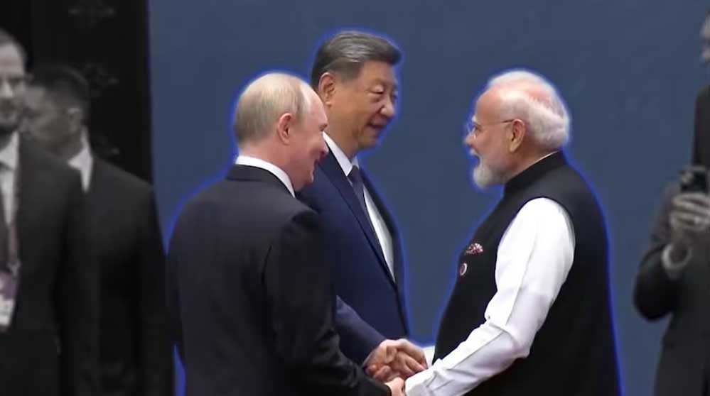 जिनपिंग-पुतिन से PM मोदी ने मिलाया हाथ, बगल से चुपचाप गुजर गए शहबाज शरीफ जिनपिंग-पुतिन से PM मोदी ने मिलाया हाथ, बगल से चुपचाप गुजर गए शहबाज शरीफ