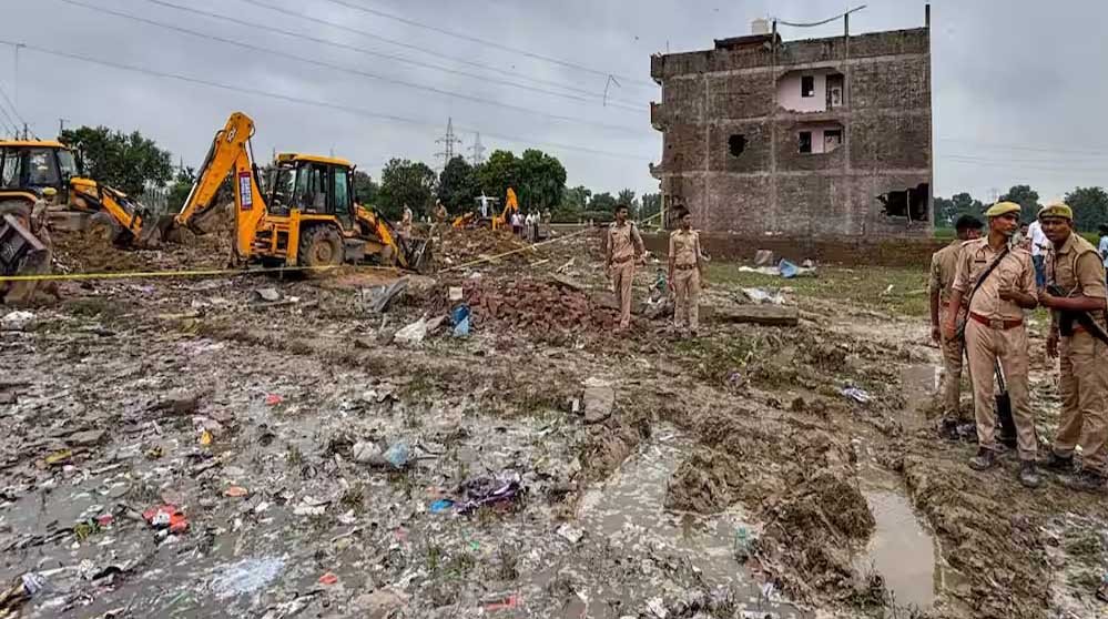 कौशांबी पटाखा फैक्ट्री ब्लास्ट में मौतों का आंकड़ा 15 पहुंचा, 9 पुलिसकर्मी सस्पेंड कौशांबी पटाखा फैक्ट्री ब्लास्ट में मौतों का आंकड़ा 15 पहुंचा, 9 पुलिसकर्मी सस्पेंड
