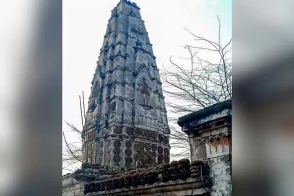 मदरसे के लिए मंदिर की जमीन पर कब्जे का आरोप, पाकिस्तान में 125 साल पुराना हिंदू मंदिर ढहाया मदरसे के लिए मंदिर की जमीन पर कब्जे का आरोप, पाकिस्तान में 125 साल पुराना हिंदू मंदिर ढहाया
