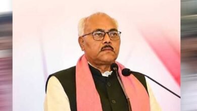 SP MLC के विवादित बयान से गरमाई UP की सियासत, बोले- अखिलेश कुत्ते के गले में घंटी बांध दें तो… SP MLC के विवादित बयान से गरमाई UP की सियासत, बोले- अखिलेश कुत्ते के गले में घंटी बांध दें तो…