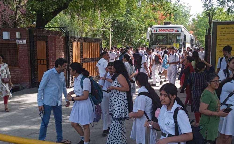 दिल्ली के कई स्कूलों को बम से उड़ाने की धमकी, मचा हड़कंप दिल्ली के कई स्कूलों को बम से उड़ाने की धमकी, मचा हड़कंप