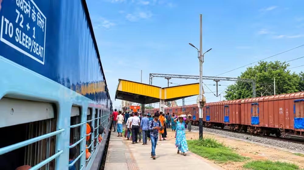 पटना में सनसनीखेज वारदात, 19 वर्षीय युवक ने 15 वर्षीय किशोरी को चलती ट्रेन से फेंका पटना में सनसनीखेज वारदात, 19 वर्षीय युवक ने 15 वर्षीय किशोरी को चलती ट्रेन से फेंका