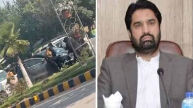 पाकिस्तान में दिनदहाड़े मंत्री का कथित अपहरण, AK-47 से लैस नकाबपोशों ने रोकी गाड़ी पाकिस्तान में दिनदहाड़े मंत्री का कथित अपहरण, AK-47 से लैस नकाबपोशों ने रोकी गाड़ी