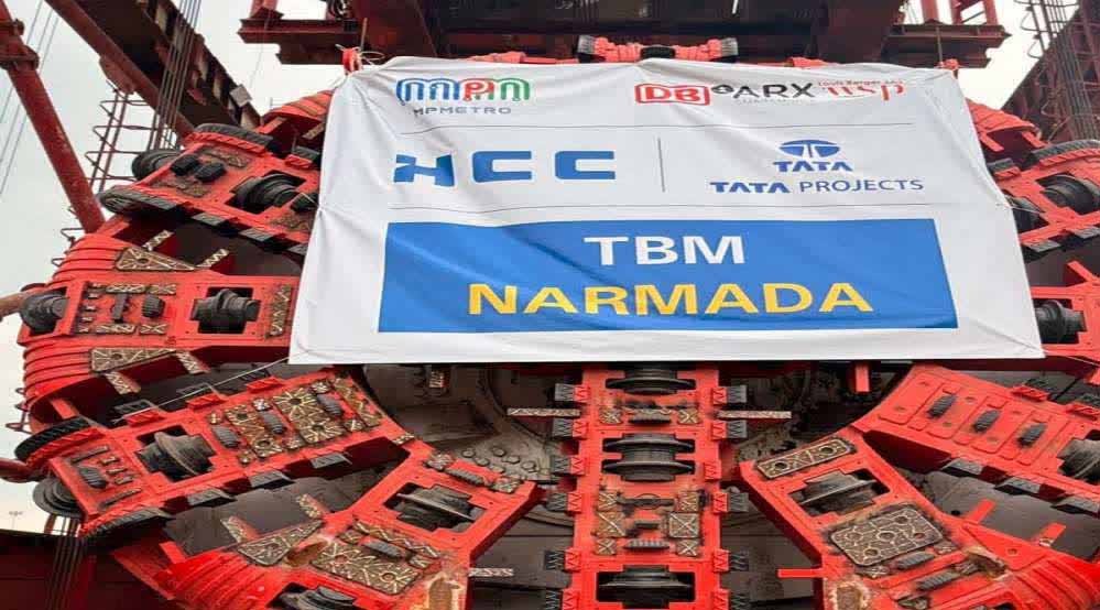 इंदौर मेट्रो की पहली अंडरग्राउंड खुदाई शुरू, 1000 टन की TBM से बनेगी सुरंग इंदौर मेट्रो की पहली अंडरग्राउंड खुदाई शुरू, 1000 टन की TBM से बनेगी सुरंग