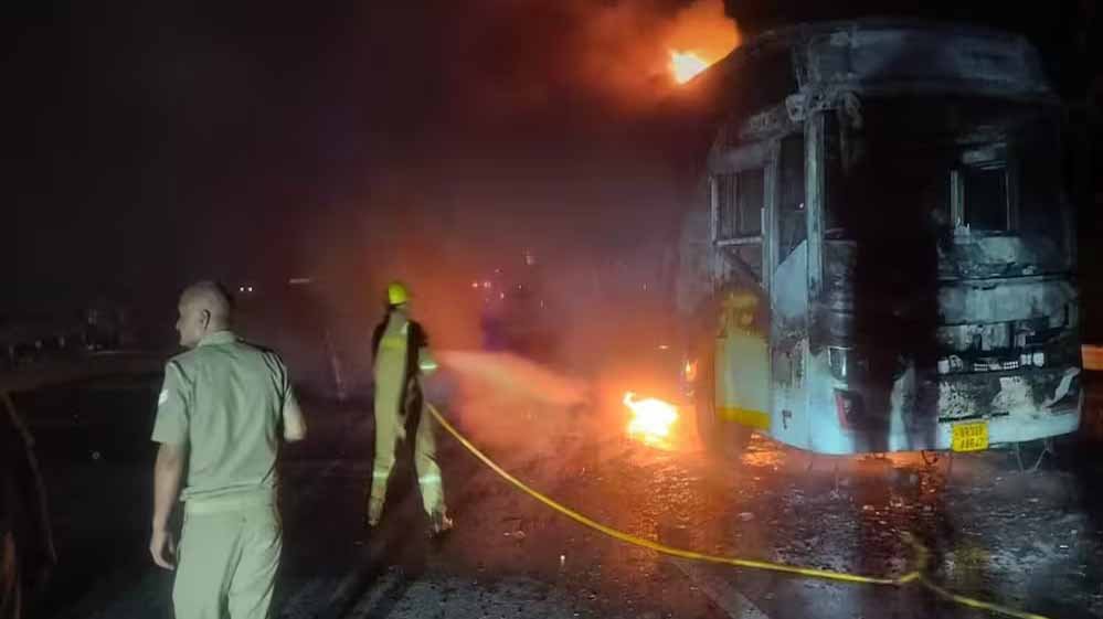यमुना एक्सप्रेसवे पर स्लीपर बस में लगी आग, 9 यात्रियों की मौत यमुना एक्सप्रेसवे पर स्लीपर बस में लगी आग, 9 यात्रियों की मौत