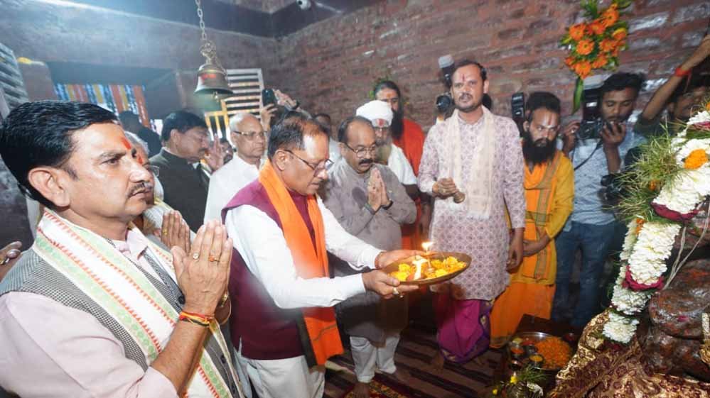 मुख्यमंत्री विष्णु देव साय ने मदकूद्वीप के प्राचीन मंदिरों में की पूजा-अर्चना मुख्यमंत्री विष्णु देव साय ने मदकूद्वीप के प्राचीन मंदिरों में की पूजा-अर्चना