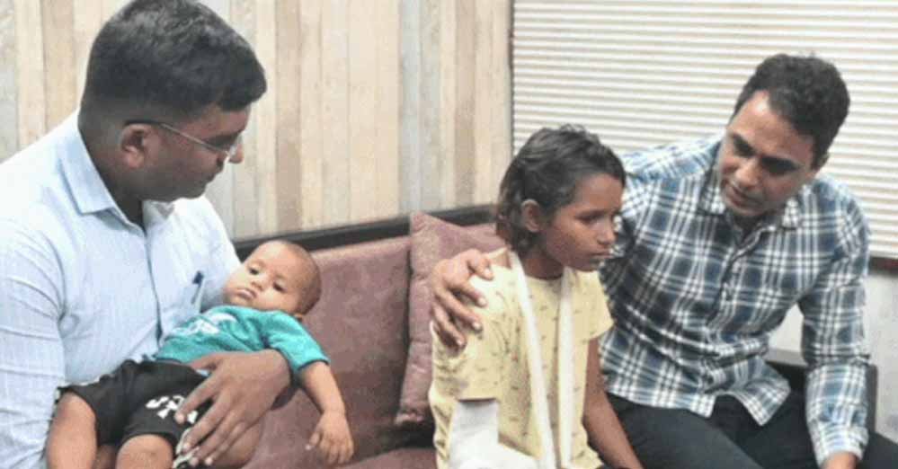 आजमगढ़: योगी सरकार की पुलिस की संवेदनशील पहल, अनाथ हुए बच्चों को जिले के सभी पुलिसकर्मी अपने वेतन से देंगे सहायता आजमगढ़: योगी सरकार की पुलिस की संवेदनशील पहल, अनाथ हुए बच्चों को जिले के सभी पुलिसकर्मी अपने वेतन से देंगे सहायता
