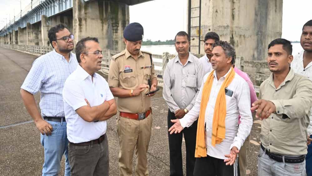 गंगरेल बांध के सभी 14 गेट खुले, महानदी के तटीय क्षेत्रों में प्रशासन अलर्ट मोड पर गंगरेल बांध के सभी 14 गेट खुले, महानदी के तटीय क्षेत्रों में प्रशासन अलर्ट मोड पर