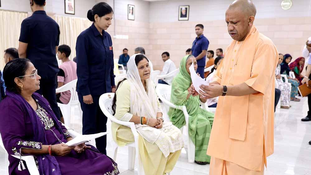 शांति, खुशहाली व सुदृढ़ कानून व्यवस्था नए यूपी की पहचान, इसमें बाधा डालने वालों को सिखाएं सबकः मुख्यमंत्री शांति, खुशहाली व सुदृढ़ कानून व्यवस्था नए यूपी की पहचान, इसमें बाधा डालने वालों को सिखाएं सबकः मुख्यमंत्री