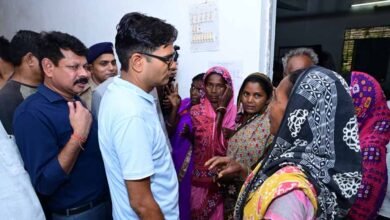 बाढ़ की मुश्किल घड़ी में अपनों के बीच पहुंचे वित्त मंत्री ओ.पी. चौधरी बाढ़ की मुश्किल घड़ी में अपनों के बीच पहुंचे वित्त मंत्री ओ.पी. चौधरी