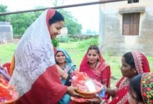 मंत्री  लक्ष्मी राजवाड़े ने आंगनबाड़ी केंद्रों में बच्चों को कराया न्योता भोज, माताओं को भेंट किए मुनगा के पौधे
