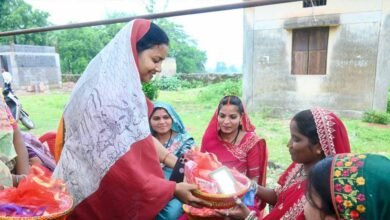 मंत्री लक्ष्मी राजवाड़े ने आंगनबाड़ी केंद्रों में बच्चों को कराया न्योता भोज, माताओं को भेंट किए मुनगा के पौधे मंत्री लक्ष्मी राजवाड़े ने आंगनबाड़ी केंद्रों में बच्चों को कराया न्योता भोज, माताओं को भेंट किए मुनगा के पौधे