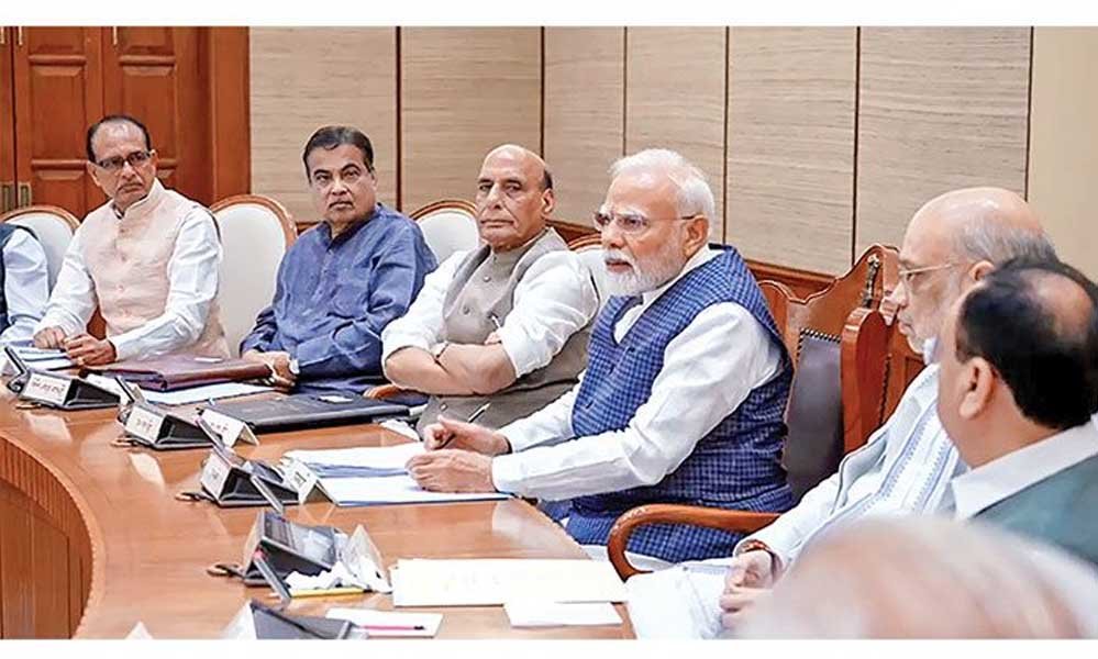 Modi Cabinet Reshuffle: मोदी कैबिनेट में बड़े फेरबदल की चर्चा तेज, वैष्णव का प्रमोशन और गडकरी के विभाग में बदलाव की अटकलें Modi Cabinet Reshuffle: मोदी कैबिनेट में बड़े फेरबदल की चर्चा तेज, वैष्णव का प्रमोशन और गडकरी के विभाग में बदलाव की अटकलें