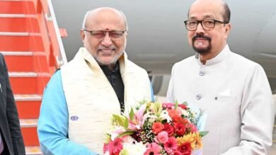 राज्यपाल डेका ने उपराष्ट्रपति राधाकृष्णन का किया आत्मीय स्वागत राज्यपाल डेका ने उपराष्ट्रपति राधाकृष्णन का किया आत्मीय स्वागत