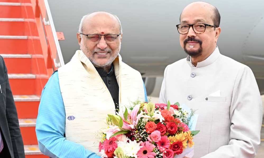राज्यपाल डेका ने उपराष्ट्रपति राधाकृष्णन का किया आत्मीय स्वागत राज्यपाल डेका ने उपराष्ट्रपति राधाकृष्णन का किया आत्मीय स्वागत