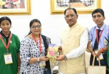 रायपुर : राष्ट्रपति से भेंट कर लौटे प्रतिभावान विद्यार्थियों ने मुख्यमंत्री विष्णु देव साय से की सौजन्य मुलाकात