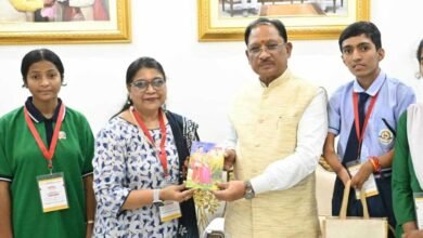 रायपुर : राष्ट्रपति से भेंट कर लौटे प्रतिभावान विद्यार्थियों ने मुख्यमंत्री विष्णु देव साय से की सौजन्य मुलाकात रायपुर : राष्ट्रपति से भेंट कर लौटे प्रतिभावान विद्यार्थियों ने मुख्यमंत्री विष्णु देव साय से की सौजन्य मुलाकात
