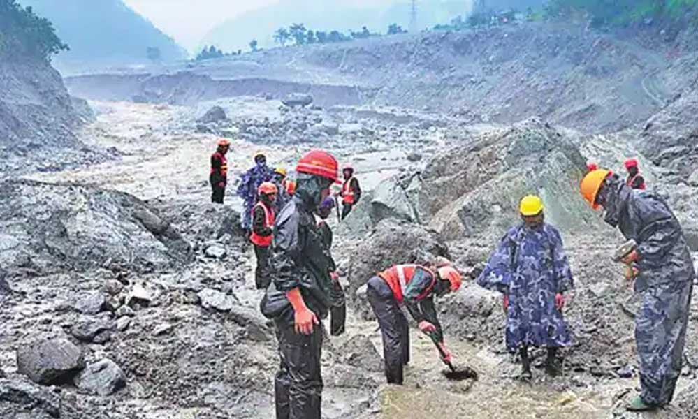 नेपाल में तबाही के 8 दिन बाद भी मलबे से निकल रहे शव, मौतों का आंकड़ा 1127 पहुंचा नेपाल में तबाही के 8 दिन बाद भी मलबे से निकल रहे शव, मौतों का आंकड़ा 1127 पहुंचा