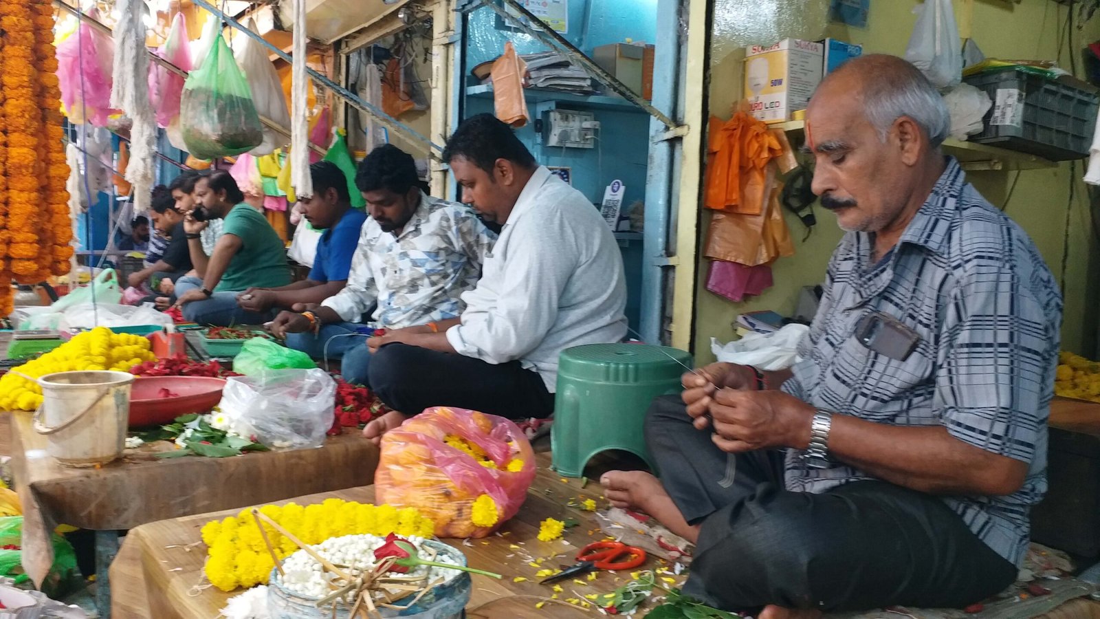 रायपुर में गणेश उत्सव पर आसमान छूते फूलों के दाम रायपुर में गणेश उत्सव पर आसमान छूते फूलों के दाम