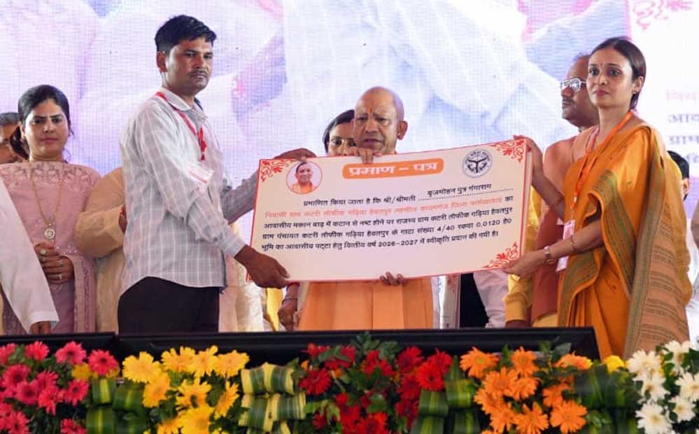 जन्माष्टमी से पहले मुख्यमंत्री योगी ने उपहारों के माखन से भरी ब्रजवासियों की ‘मटकी’