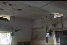जर्जर भवन में संचालित आंगनवाड़ी, बांस और टूटे एल्बेस्टर से बनी अस्थाई रसोई