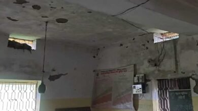 जर्जर भवन में संचालित आंगनवाड़ी, बांस और टूटे एल्बेस्टर से बनी अस्थाई रसोई जर्जर भवन में संचालित आंगनवाड़ी, बांस और टूटे एल्बेस्टर से बनी अस्थाई रसोई