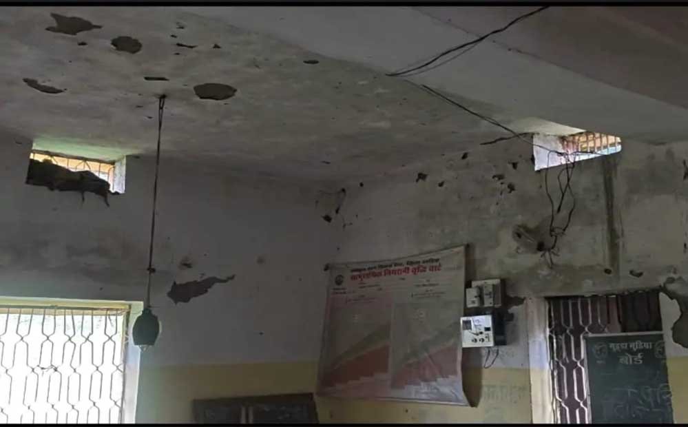 जर्जर भवन में संचालित आंगनवाड़ी, बांस और टूटे एल्बेस्टर से बनी अस्थाई रसोई जर्जर भवन में संचालित आंगनवाड़ी, बांस और टूटे एल्बेस्टर से बनी अस्थाई रसोई