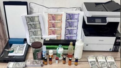 प्रिंटर, गांधी जी की फोटो और वॉटरमार्क पेपर से छापते थे नकली नोट, Zomato डिलीवरी बॉय समेत 3 गिरफ्तार प्रिंटर, गांधी जी की फोटो और वॉटरमार्क पेपर से छापते थे नकली नोट, Zomato डिलीवरी बॉय समेत 3 गिरफ्तार
