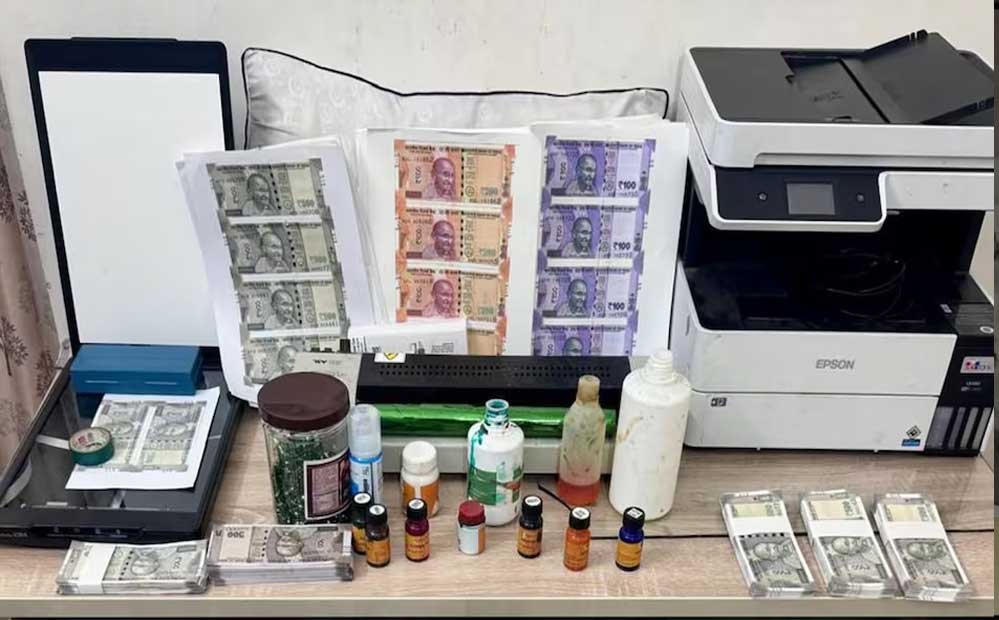 प्रिंटर, गांधी जी की फोटो और वॉटरमार्क पेपर से छापते थे नकली नोट, Zomato डिलीवरी बॉय समेत 3 गिरफ्तार प्रिंटर, गांधी जी की फोटो और वॉटरमार्क पेपर से छापते थे नकली नोट, Zomato डिलीवरी बॉय समेत 3 गिरफ्तार