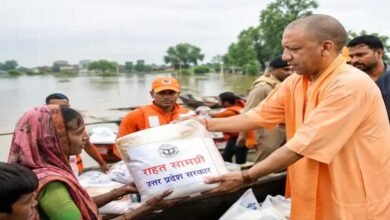 बाढ़ प्रभावितों के साथ खड़ी योगी सरकार, राहत अभियानों के तहत 3.36 लाख लंच पैकेट वितरित