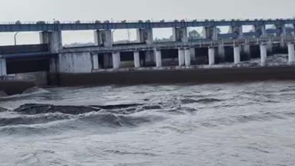 यूपी में भारी बारिश से उफनी नदियां, 7 जिलों में बाढ़ का अलर्ट यूपी में भारी बारिश से उफनी नदियां, 7 जिलों में बाढ़ का अलर्ट