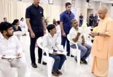 जनता दर्शन में बुजुर्ग की पीड़ा सुन भावुक हुए CM योगी, आरोपियों पर सख्त कार्रवाई के निर्देश