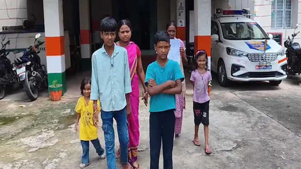 दो बीवियों को 4-4 दिन देता था समय, अब तीसरी महिला के साथ फरार; 4 बच्चों की मां ने लगाई इंसाफ की गुहार दो बीवियों को 4-4 दिन देता था समय, अब तीसरी महिला के साथ फरार; 4 बच्चों की मां ने लगाई इंसाफ की गुहार