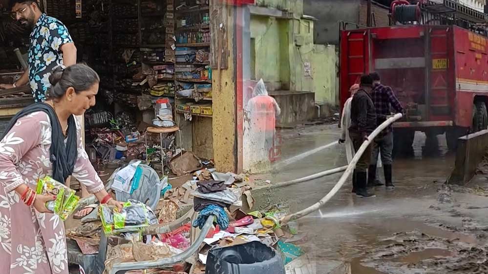 चित्रकूट में बाढ़ के 5 दिन बाद दिखी तबाही, घर-दुकानों में कीचड़; सैकड़ों गृहस्थियां बर्बाद चित्रकूट में बाढ़ के 5 दिन बाद दिखी तबाही, घर-दुकानों में कीचड़; सैकड़ों गृहस्थियां बर्बाद