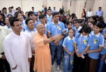 देवप्रयाग के मेधावी छात्रों ने किया गोमती बुक फेस्टिवल का भ्रमण, मिली ‘एग्जाम वॉरियर्स’ पुस्तक देवप्रयाग के मेधावी छात्रों ने किया गोमती बुक फेस्टिवल का भ्रमण, मिली ‘एग्जाम वॉरियर्स’ पुस्तक