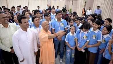 देवप्रयाग के मेधावी छात्रों ने किया गोमती बुक फेस्टिवल का भ्रमण, मिली ‘एग्जाम वॉरियर्स’ पुस्तक देवप्रयाग के मेधावी छात्रों ने किया गोमती बुक फेस्टिवल का भ्रमण, मिली ‘एग्जाम वॉरियर्स’ पुस्तक
