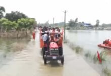 बिहार बाढ़ का जायजा लेने पहुंचे शिवराज सिंह चौहान, सम्राट चौधरी संग ट्रैक्टर पर निकली टीम