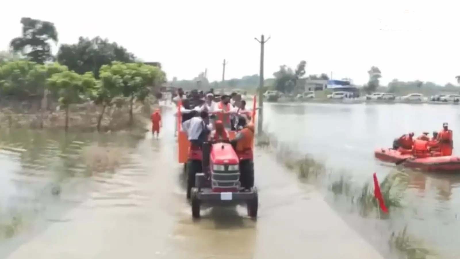 बिहार बाढ़ का जायजा लेने पहुंचे शिवराज सिंह चौहान, सम्राट चौधरी संग ट्रैक्टर पर निकली टीम