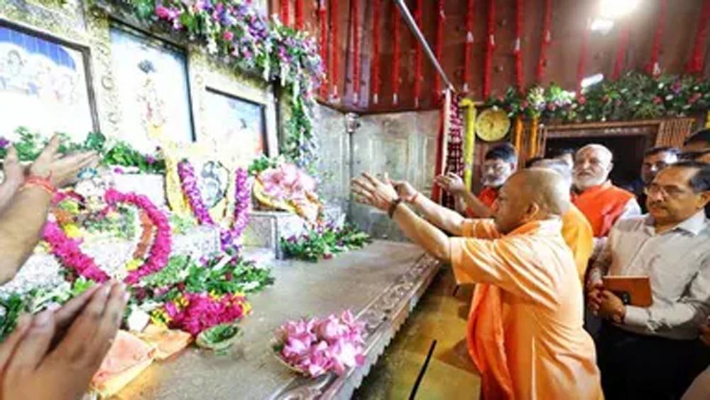 जन्माष्टमी पर मथुरा पहुंचे CM योगी, श्रीकृष्ण जन्मस्थान में किया पूजन; श्रद्धालुओं पर बरसाए फूल जन्माष्टमी पर मथुरा पहुंचे CM योगी, श्रीकृष्ण जन्मस्थान में किया पूजन; श्रद्धालुओं पर बरसाए फूल
