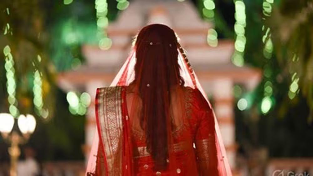 आजमगढ़ में लुटेरी दुल्हन गैंग का खुलासा, दूल्हे को रास्ते में उतारकर जेवर-नकदी लेकर फरार हुए थे आजमगढ़ में लुटेरी दुल्हन गैंग का खुलासा, दूल्हे को रास्ते में उतारकर जेवर-नकदी लेकर फरार हुए थे