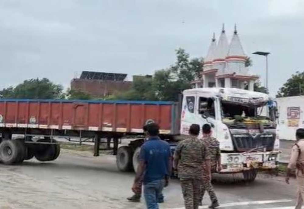 मुरैना में कृष्ण जन्मोत्सव से लौट रही 3 महिलाओं को ट्रक ने कुचला, मौके पर मौत मुरैना में कृष्ण जन्मोत्सव से लौट रही 3 महिलाओं को ट्रक ने कुचला, मौके पर मौत