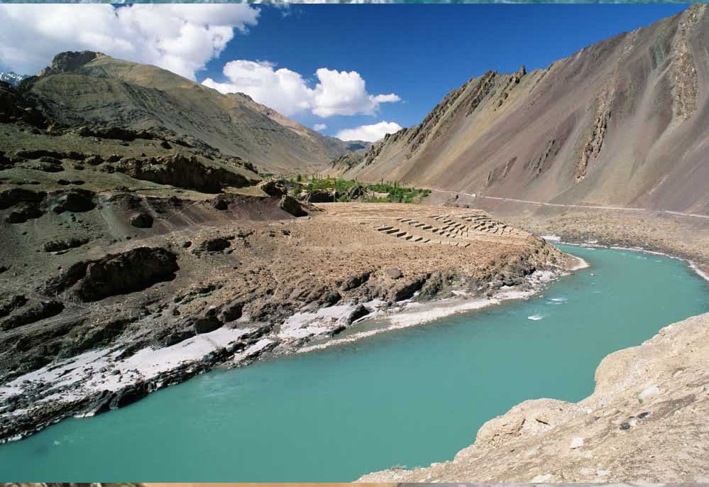 सिंधु नदी पर भारत का बड़ा दांव, लद्दाख में बना रॉक चेक डैम; पाकिस्तान की बढ़ी टेंशन सिंधु नदी पर भारत का बड़ा दांव, लद्दाख में बना रॉक चेक डैम; पाकिस्तान की बढ़ी टेंशन