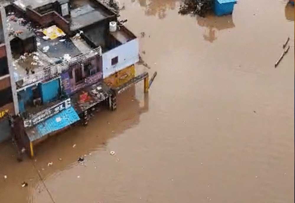 चित्रकूट में बाढ़ के 5 दिन बाद भी तबाही के निशान, घर-दुकानों में कीचड़ से सैंकड़ों गृहस्थियां बर्बाद चित्रकूट में बाढ़ के 5 दिन बाद भी तबाही के निशान, घर-दुकानों में कीचड़ से सैंकड़ों गृहस्थियां बर्बाद