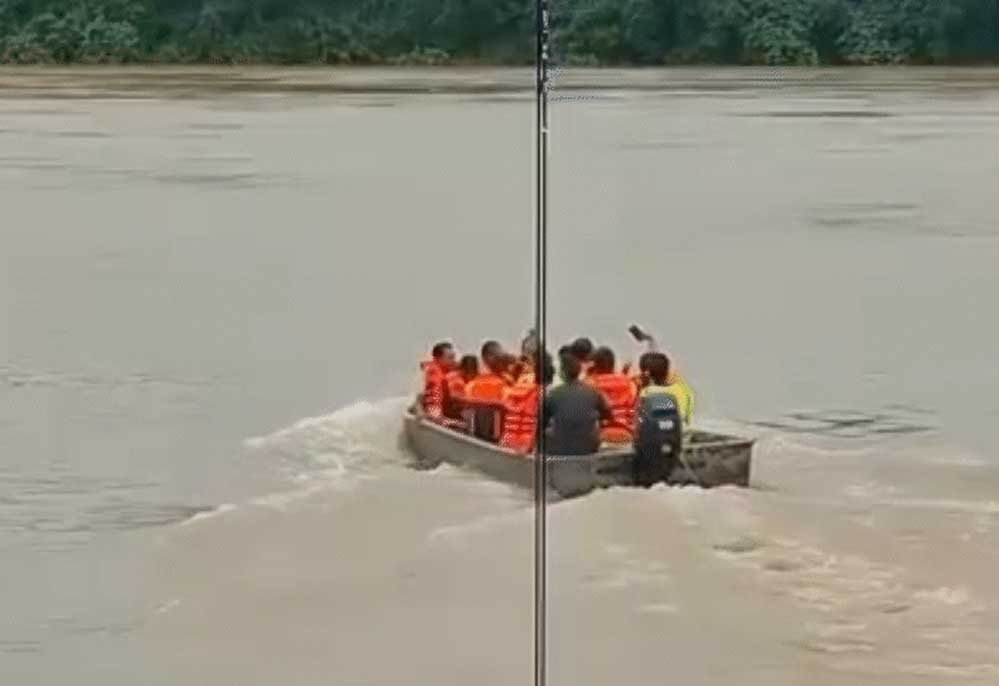 जबलपुर के गौरीघाट में होमगार्ड्स की मोटरबोट डूबी, इंजन खराब होने से नाव में भरा पानी जबलपुर के गौरीघाट में होमगार्ड्स की मोटरबोट डूबी, इंजन खराब होने से नाव में भरा पानी