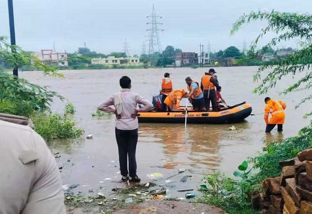 मध्यप्रदेश में फिर झमाझम बारिश का अलर्ट, 19 जिलों में भारी बारिश; ग्वालियर-चंबल के 6 जिलों में स्कूल बंद मध्यप्रदेश में फिर झमाझम बारिश का अलर्ट, 19 जिलों में भारी बारिश; ग्वालियर-चंबल के 6 जिलों में स्कूल बंद