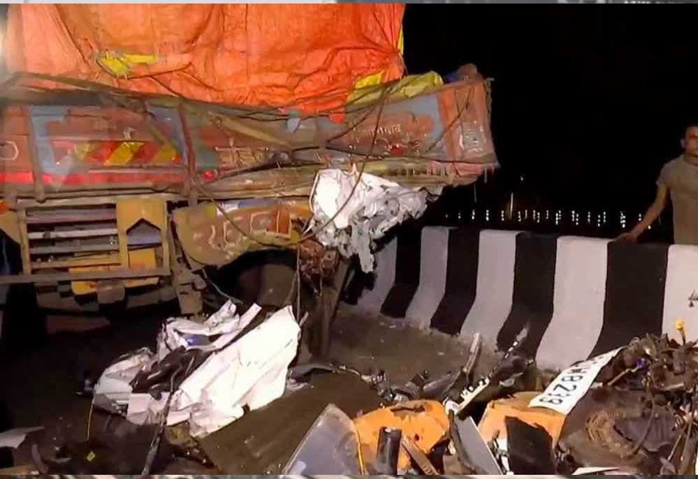 केरल के त्रिशूर में दर्दनाक हादसा, खड़े ट्रक से टकराई कार; 8 इंजीनियरिंग छात्रों की मौत केरल के त्रिशूर में दर्दनाक हादसा, खड़े ट्रक से टकराई कार; 8 इंजीनियरिंग छात्रों की मौत