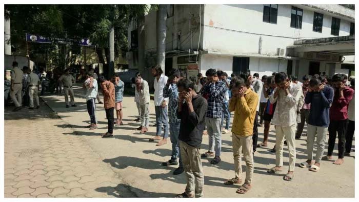 त्योहारी सीजन में शांति व्यवस्था बनाए रखने के लिए बिलासपुर पुलिस ने गुंडे-बदमाशों की कराई परेड। त्योहारी सीजन में शांति व्यवस्था बनाए रखने के लिए बिलासपुर पुलिस ने गुंडे-बदमाशों की कराई परेड।