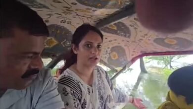 बाढ़ में कार नहीं पहुंची तो ट्रैक्टर पर निकलीं CO हर्षा कोमल, गांव-गांव पहुंचाई राहत सामग्री