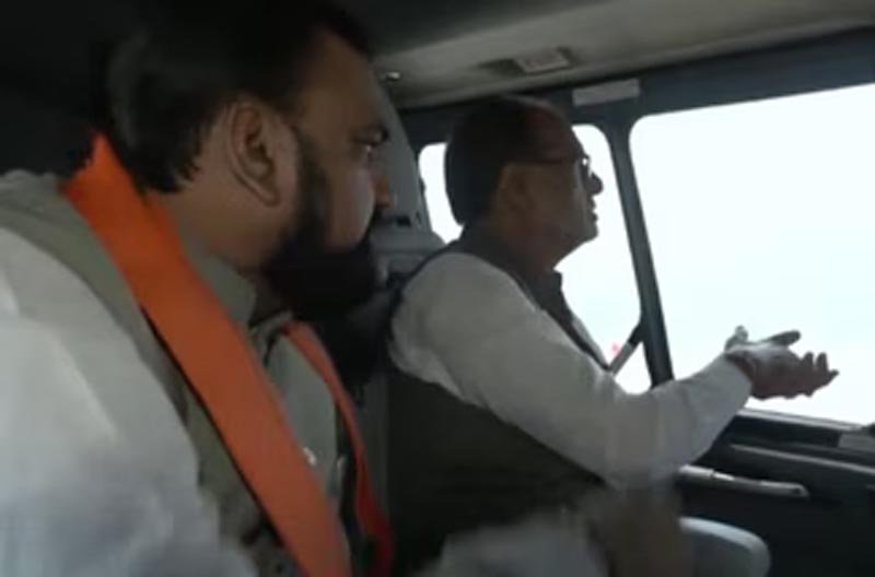 बिहार बाढ़ का जायजा लेने पहुंचे शिवराज सिंह चौहान, सम्राट चौधरी संग किया हवाई सर्वे बिहार बाढ़ का जायजा लेने पहुंचे शिवराज सिंह चौहान, सम्राट चौधरी संग किया हवाई सर्वे